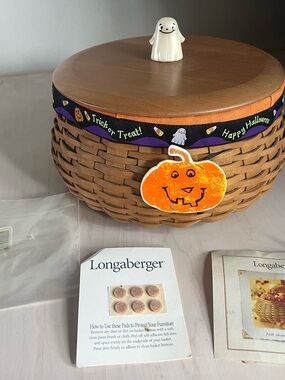 2004 longaberger Halloween hostess basket with ghost knob and pumpkin tie on.